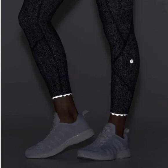 Lululemon Sz 4 Leggings Salt Alpine Black White Print Reflective - Picture 2 of 12